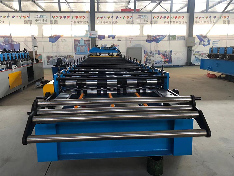 R panel roll forming machine